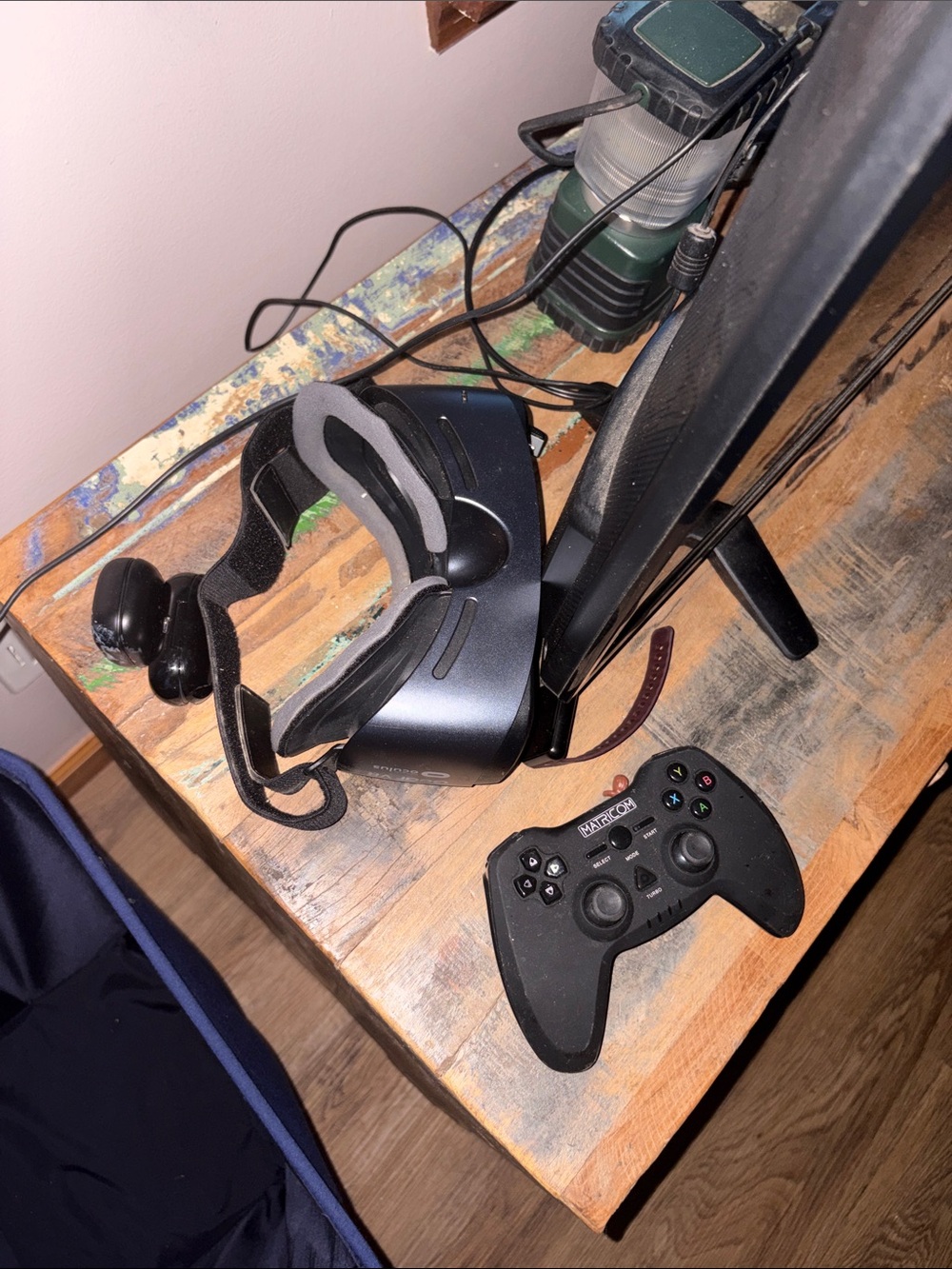 Samsung Black VR Headset with Matching Black Wireless Controller and Straps